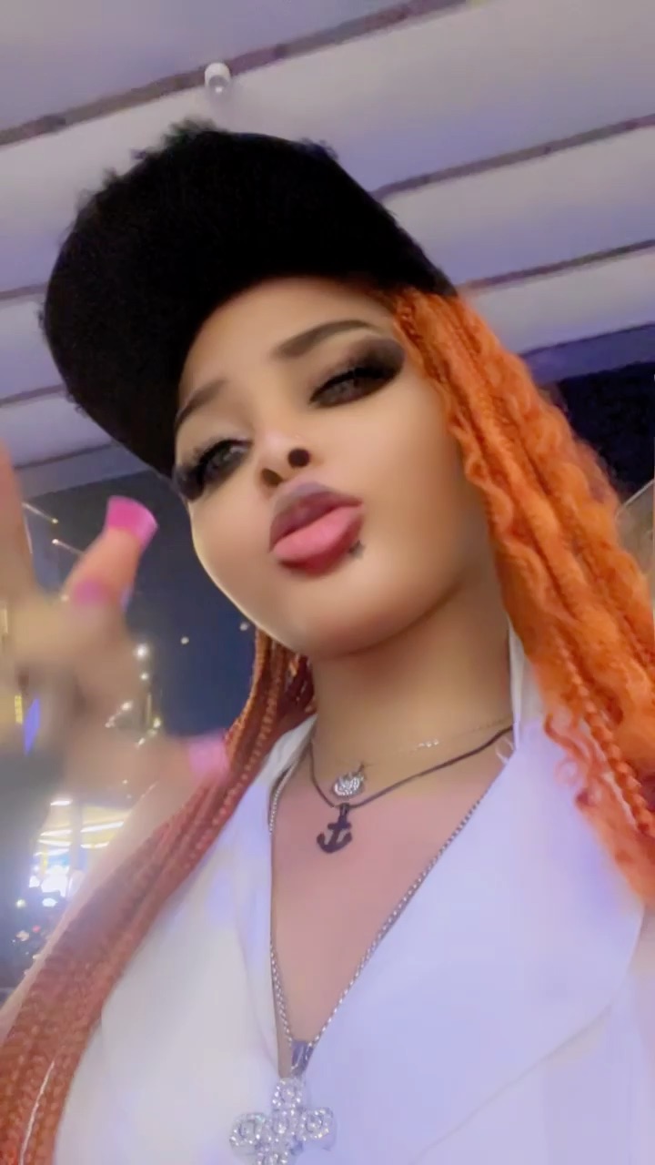 Live girl online now on EmeraldChatCam — Salty