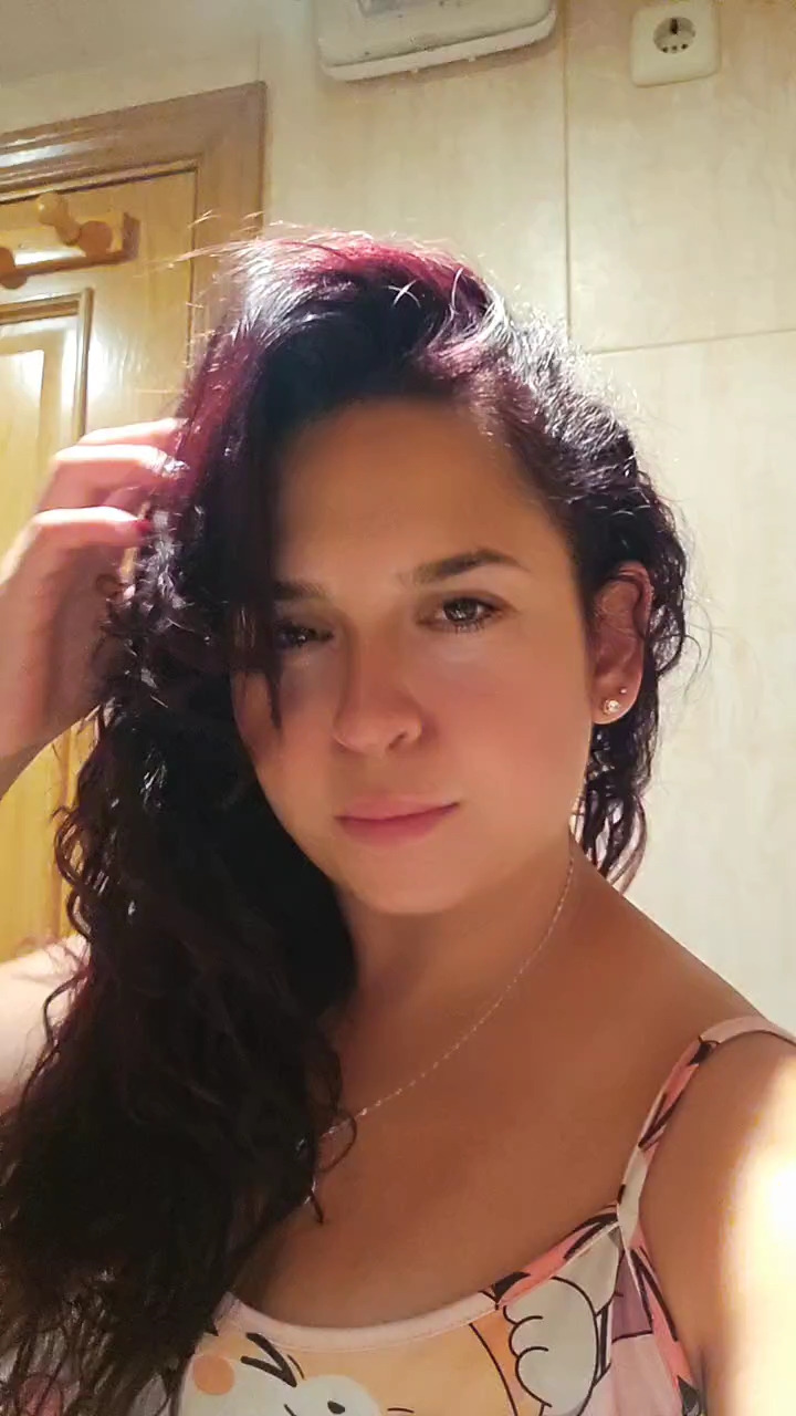 Live girl online now on EmeraldChatCam — Marianita