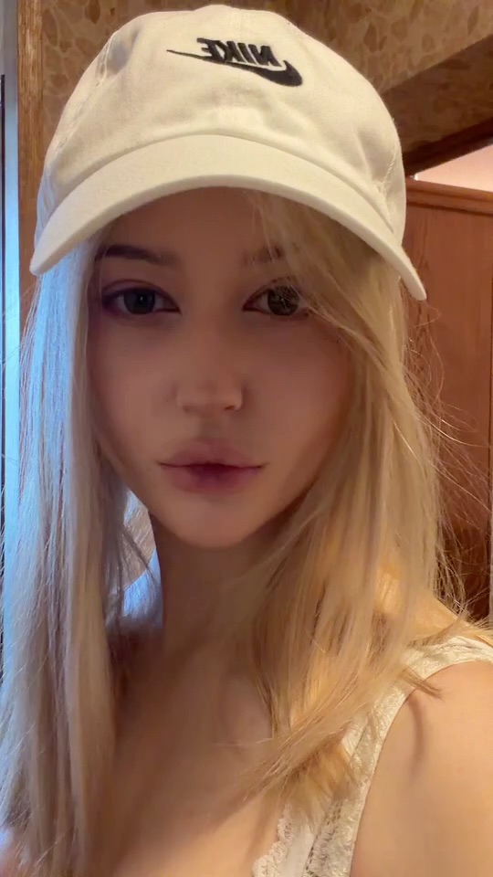 Live girl online now on EmeraldChatCam — Blondie