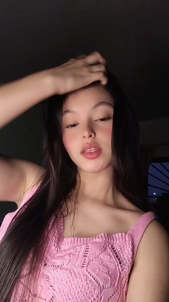 Live girl online now on EmeraldChatCam — Saris