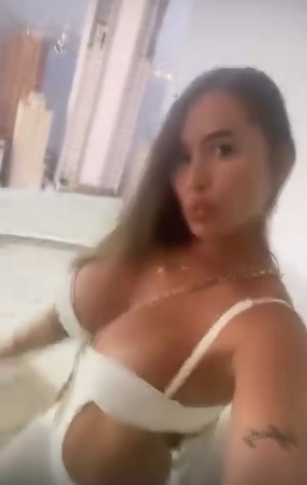 Live girl online now on EmeraldChatCam — Karla